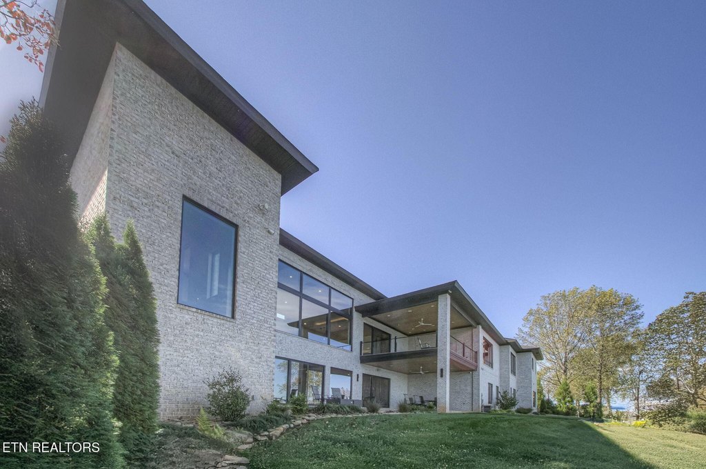 Loudon, Tennessee, 37774, United States, 5 Bedrooms Bedrooms, ,4.5 BathroomsBathrooms,Residential,Forsale,1999436