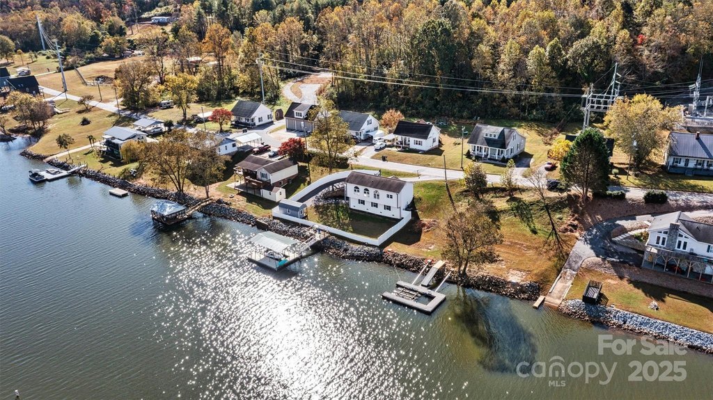 Hickory, North Carolina, 28601, United States, 2 Bedrooms Bedrooms, ,1.5 BathroomsBathrooms,Residential,Forsale,2004142