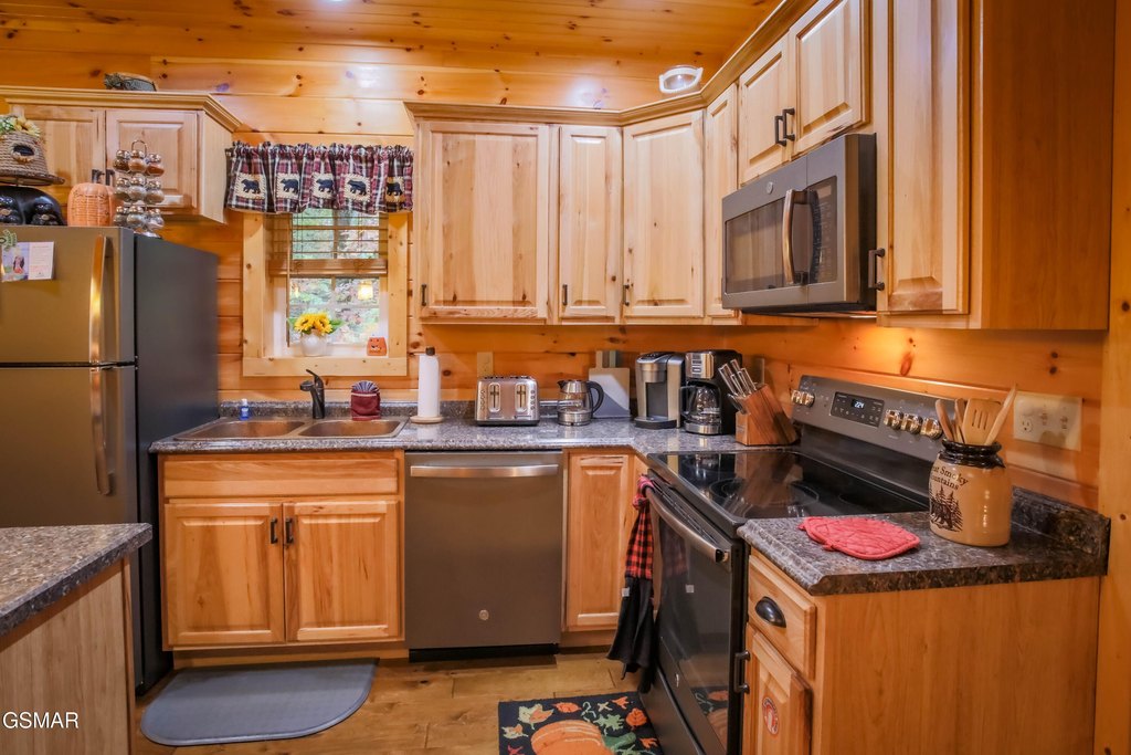 Sevierville, Tennessee, 37862, United States, 2 Bedrooms Bedrooms, ,2.5 BathroomsBathrooms,Residential,Forsale,1999461