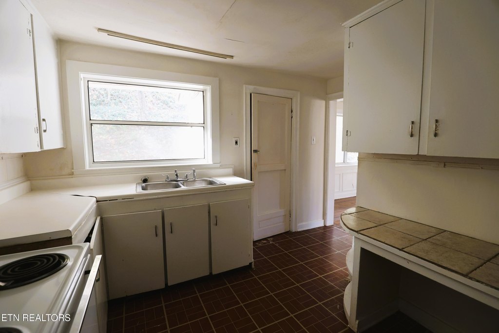 Knoxville, Tennessee, 37920, United States, 2 Bedrooms Bedrooms, ,1 BathroomBathrooms,Residential,Forsale,1999470