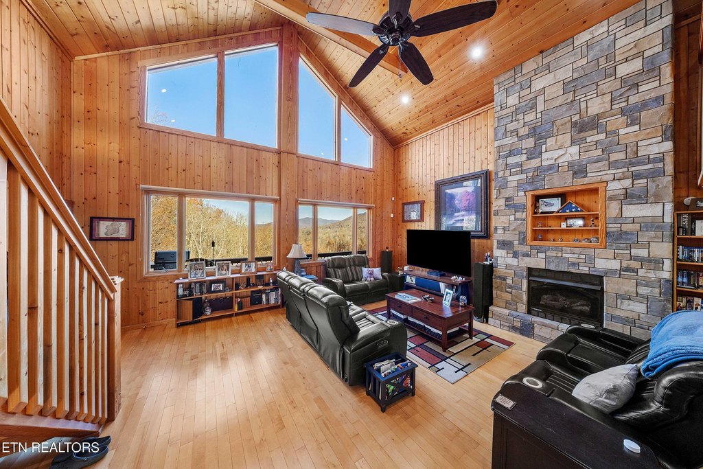 Cosby, Tennessee, 37722, United States, 2 Bedrooms Bedrooms, ,3 BathroomsBathrooms,Residential,Forsale,1999440