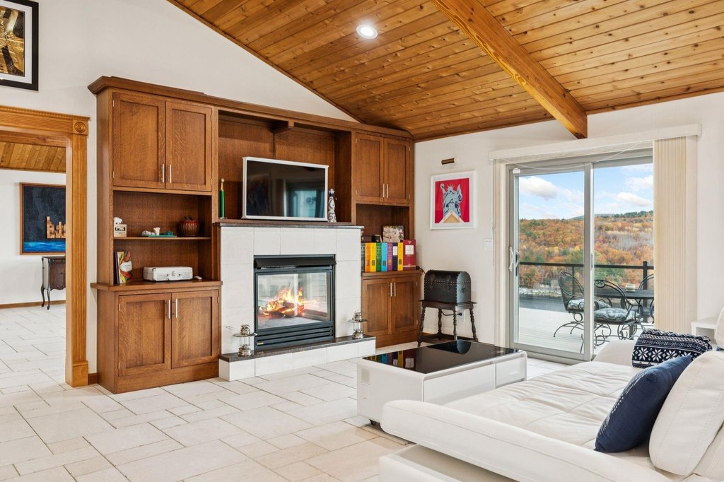 Alton, New Hampshire, 03810, United States, 3 Bedrooms Bedrooms, ,3.5 BathroomsBathrooms,Residential,Forsale,2004704