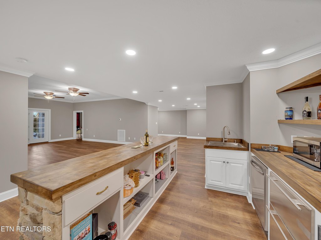 Lenoir City, Tennessee, 37772, United States, 5 Bedrooms Bedrooms, ,4.5 BathroomsBathrooms,Residential,Forsale,1999466