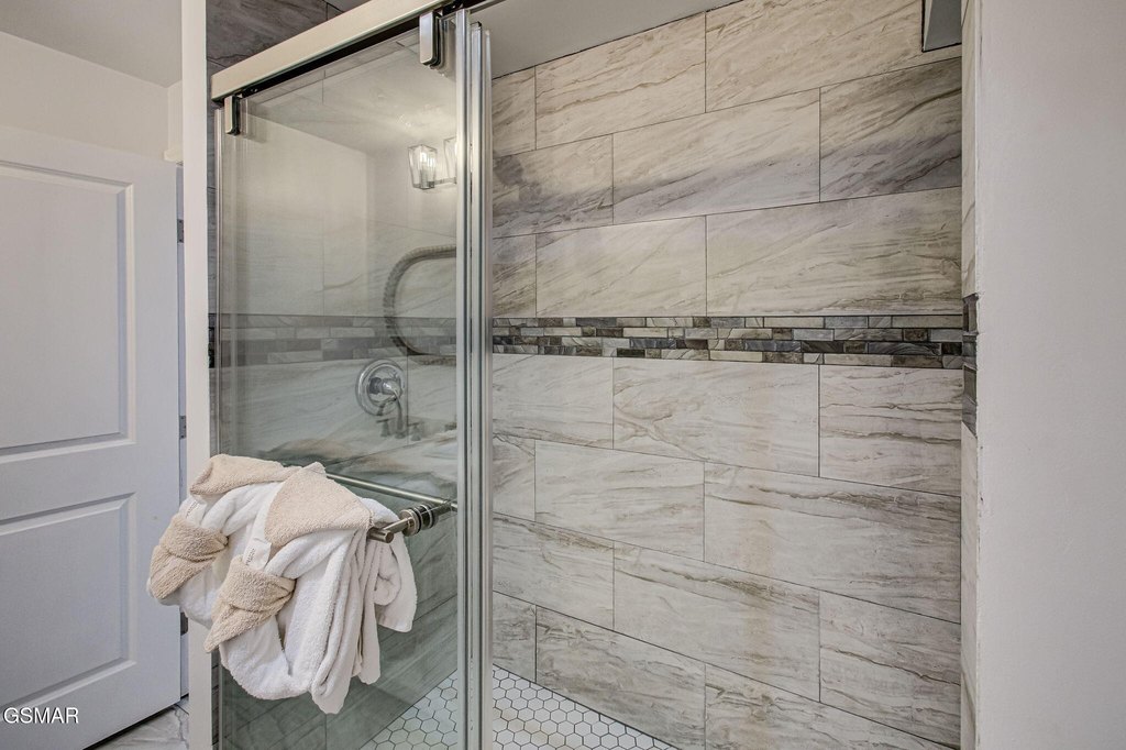 Gatlinburg, Tennessee, 37738, United States, 5 Bedrooms Bedrooms, ,2 BathroomsBathrooms,Residential,Forsale,1999457