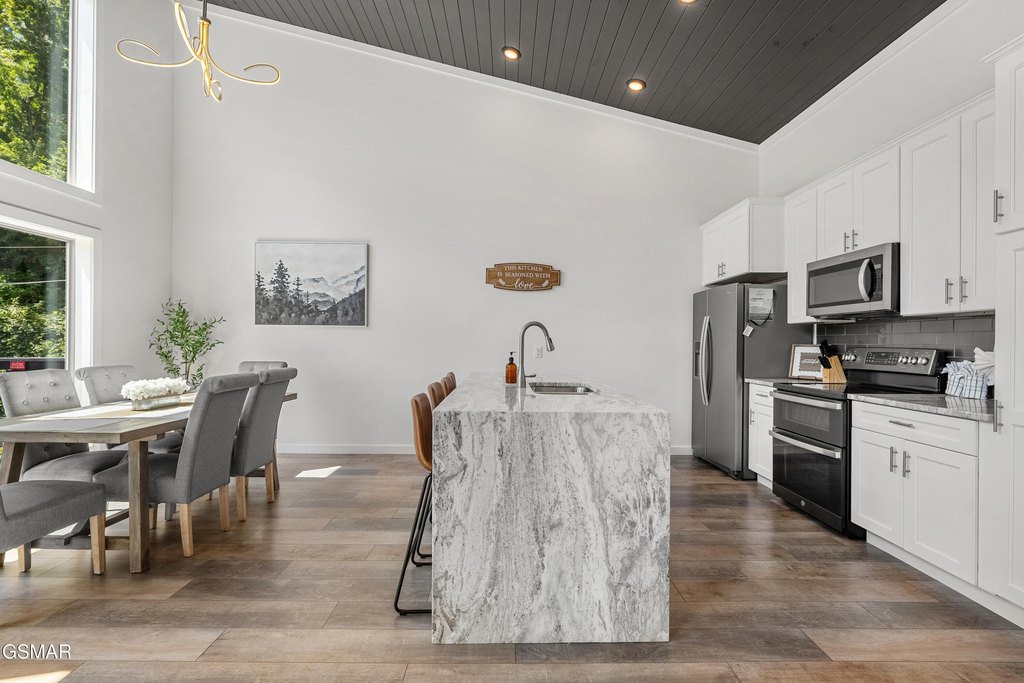 Gatlinburg, Tennessee, 37738, United States, 1 Bedroom Bedrooms, ,2 BathroomsBathrooms,Residential,Forsale,1999465