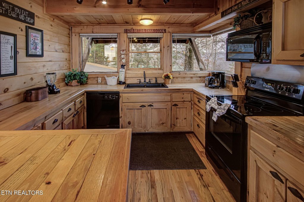 Sevierville, Tennessee, 37862, United States, 1 Bedroom Bedrooms, ,3 BathroomsBathrooms,Residential,Forsale,2012717