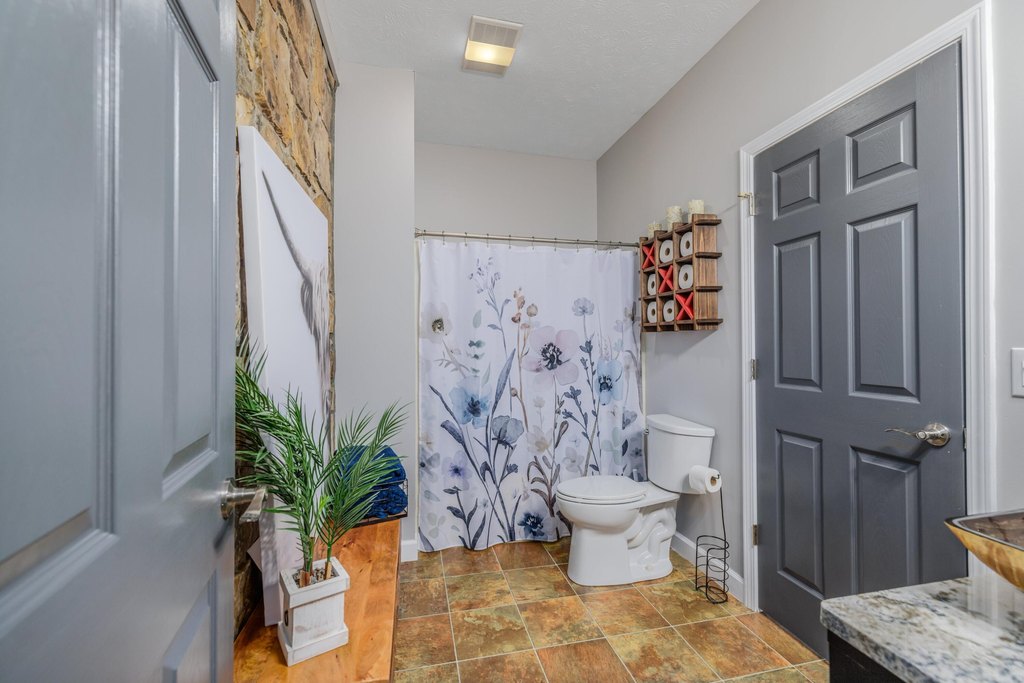 Talbott, Tennessee, 37877, United States, 5 Bedrooms Bedrooms, ,4.5 BathroomsBathrooms,Residential,Forsale,2002624