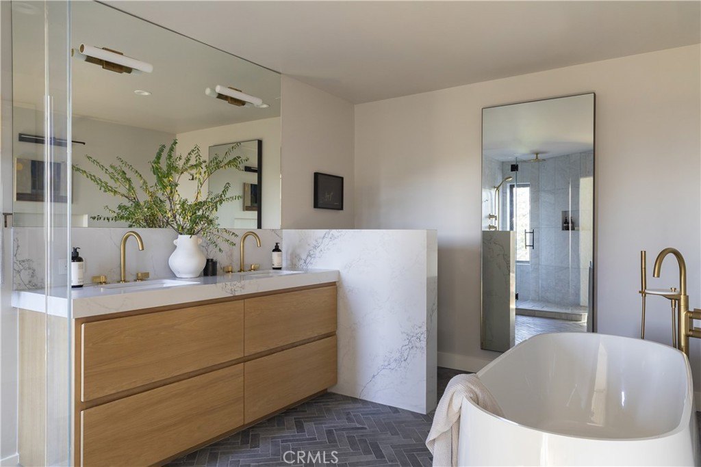 Lake Arrowhead, California, 92352, United States, 5 Bedrooms Bedrooms, ,5 BathroomsBathrooms,Residential,Forsale,2004865