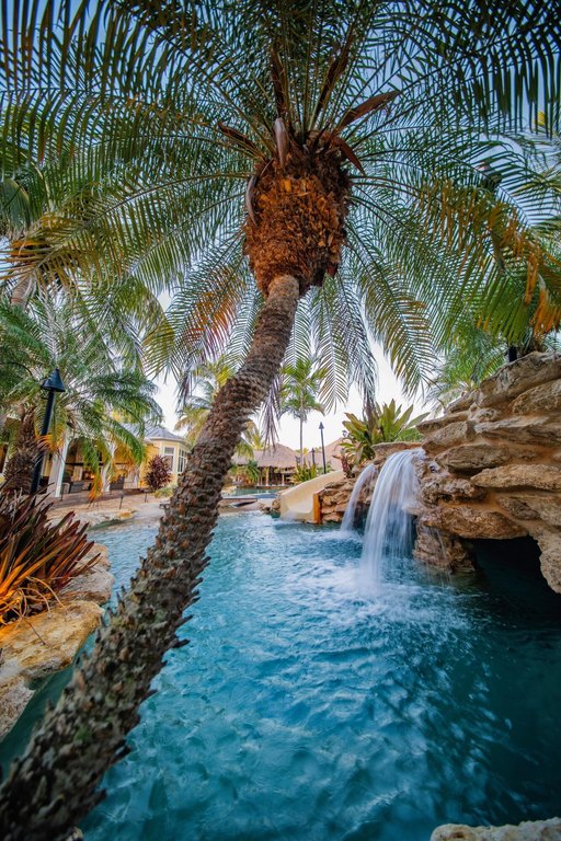 MARATHON, Florida, 33050, United States, 5 Bedrooms Bedrooms, ,6.5 BathroomsBathrooms,Residential,Forsale,2004344