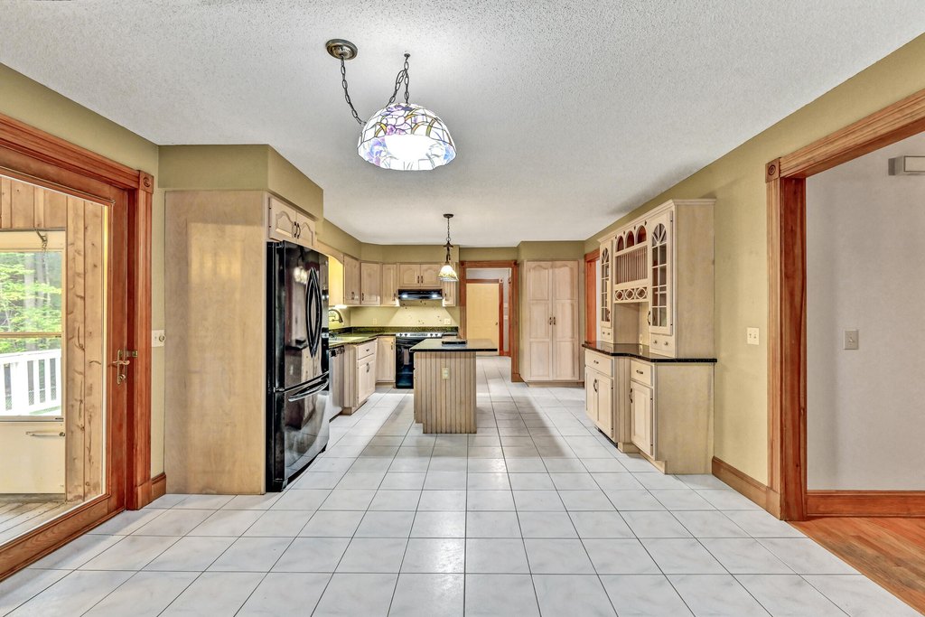 Wayne, Maine, 04284, United States, 4 Bedrooms Bedrooms, ,3 BathroomsBathrooms,Residential,Forsale,2004722