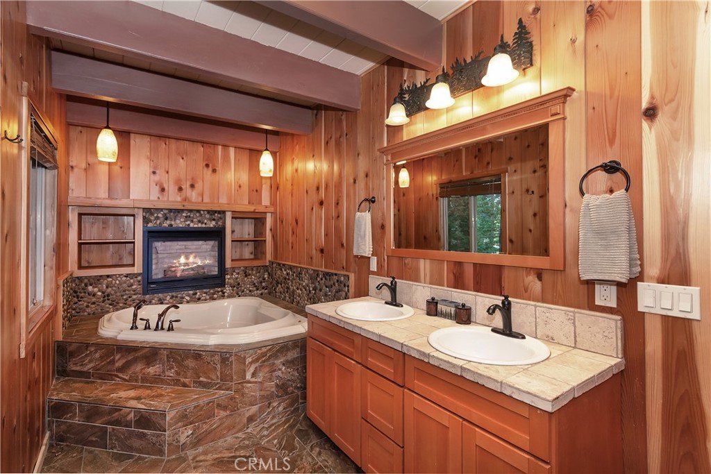 Lake Arrowhead, California, 92352, United States, 4 Bedrooms Bedrooms, ,4 BathroomsBathrooms,Residential,Forsale,2004864