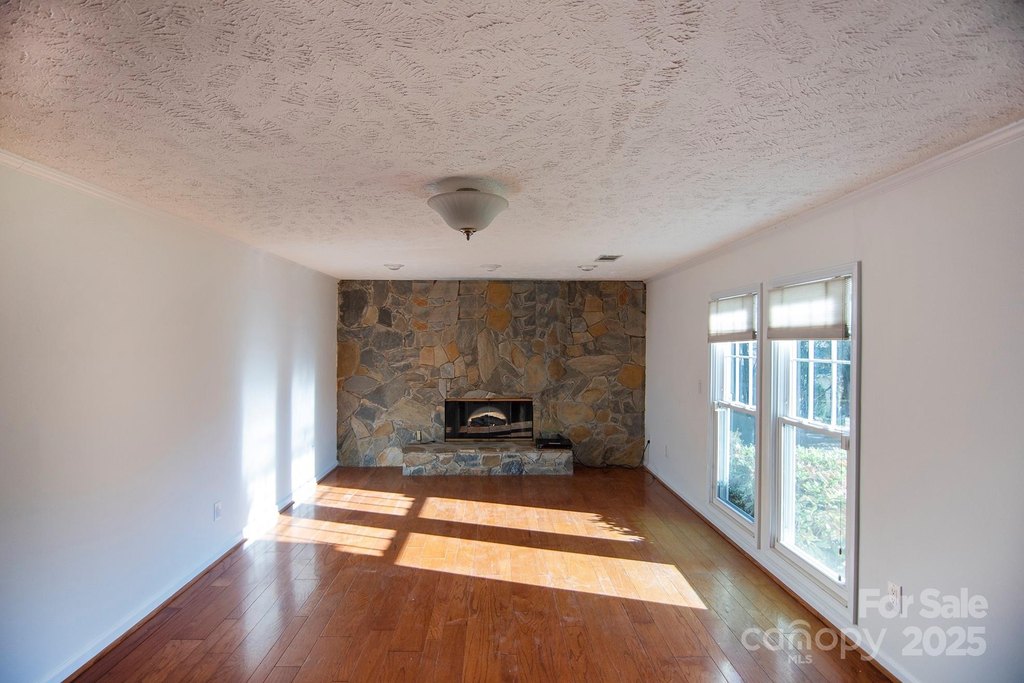 Hendersonville, North Carolina, 28792, United States, 3 Bedrooms Bedrooms, ,3 BathroomsBathrooms,Residential,Forsale,1960261