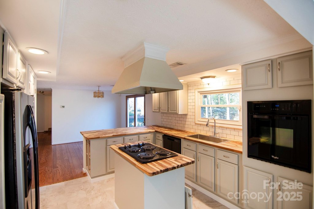 Hendersonville, North Carolina, 28792, United States, 3 Bedrooms Bedrooms, ,3 BathroomsBathrooms,Residential,Forsale,1960261