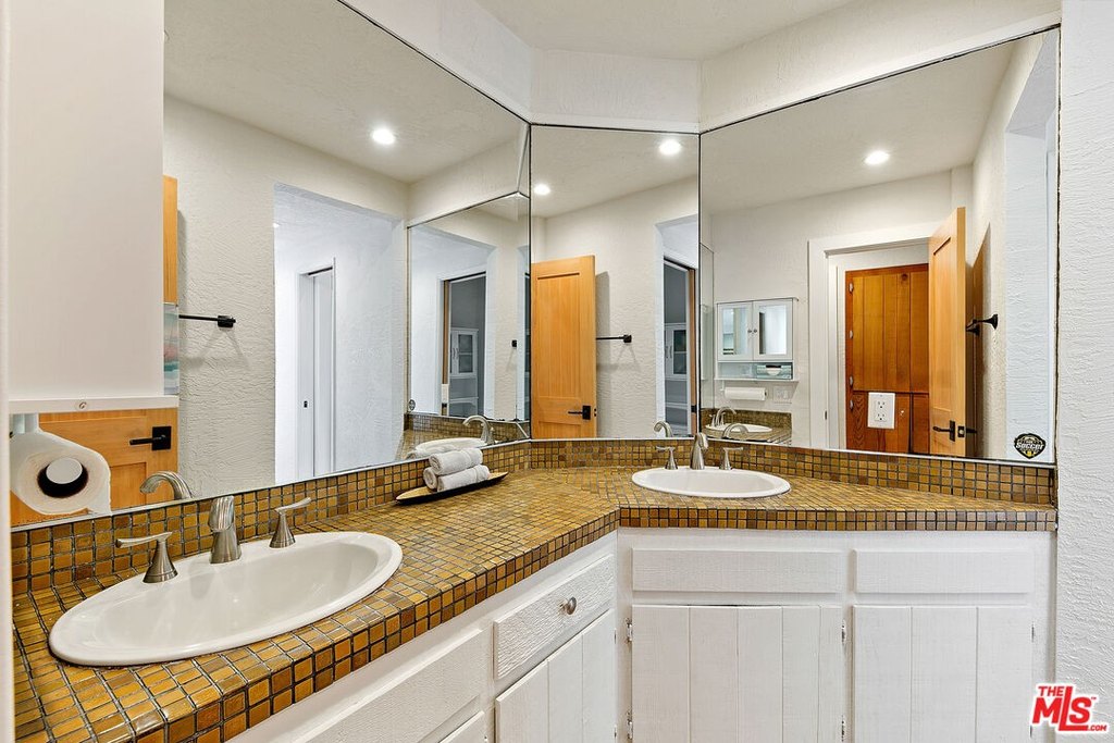 Malibu, California, 90265, United States, 3 Bedrooms Bedrooms, ,3 BathroomsBathrooms,Residential,Forsale,2001431