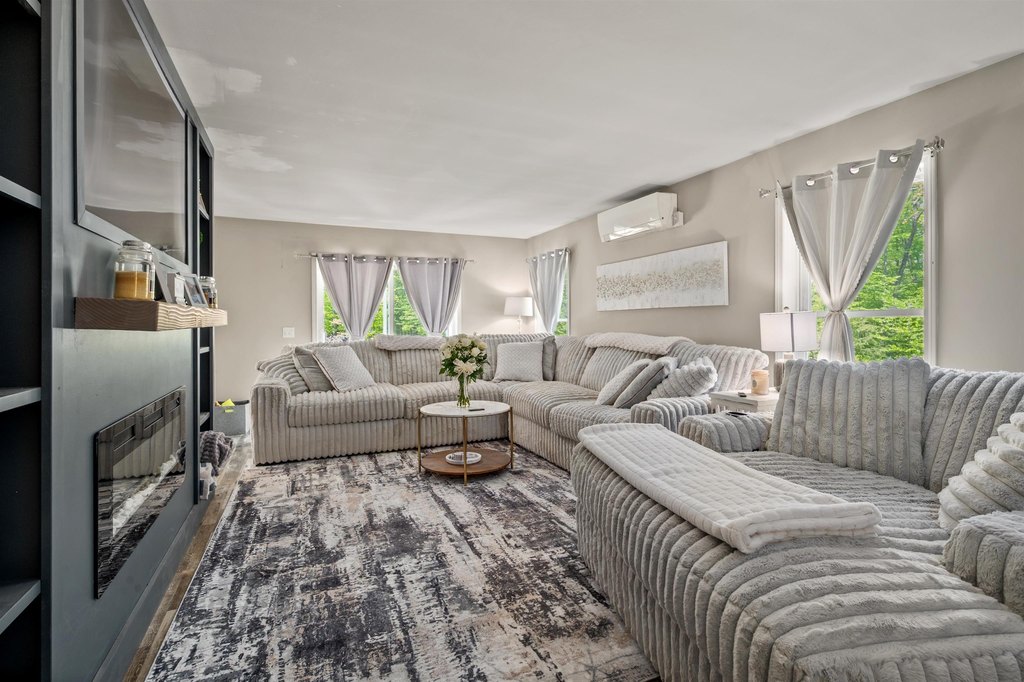 Gilford, New Hampshire, 03249, United States, 4 Bedrooms Bedrooms, ,2.5 BathroomsBathrooms,Residential,Forsale,2004032