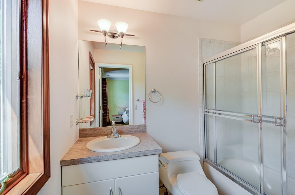 Holmdel, New Jersey, 07733, United States, 5 Bedrooms Bedrooms, ,6.5 BathroomsBathrooms,Residential,Forsale,2012947