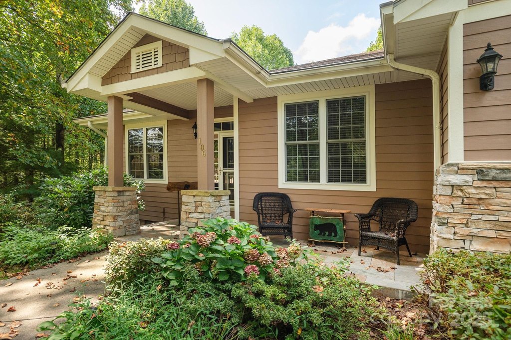 Flat Rock, North Carolina, 28731, United States, 3 Bedrooms Bedrooms, ,3 BathroomsBathrooms,Residential,Forsale,1985995