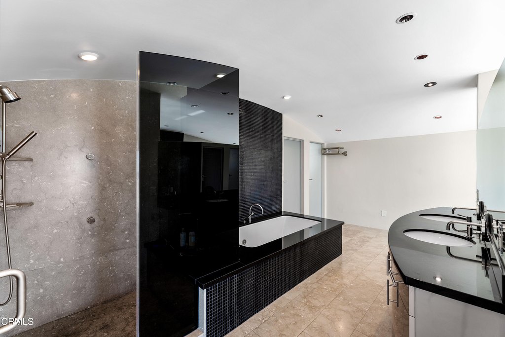 Oxnard, California, 93035, United States, 4 Bedrooms Bedrooms, ,4.5 BathroomsBathrooms,Residential,Forsale,1985940