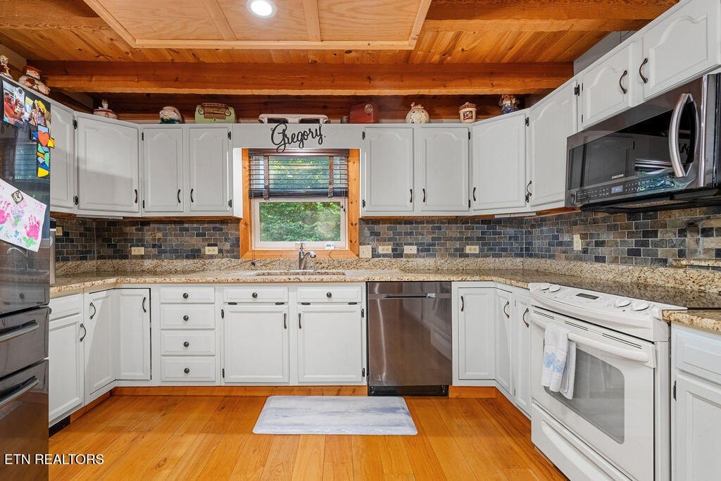 Lenoir City, Tennessee, 37771, United States, 4 Bedrooms Bedrooms, ,3.5 BathroomsBathrooms,Residential,Forsale,1960213