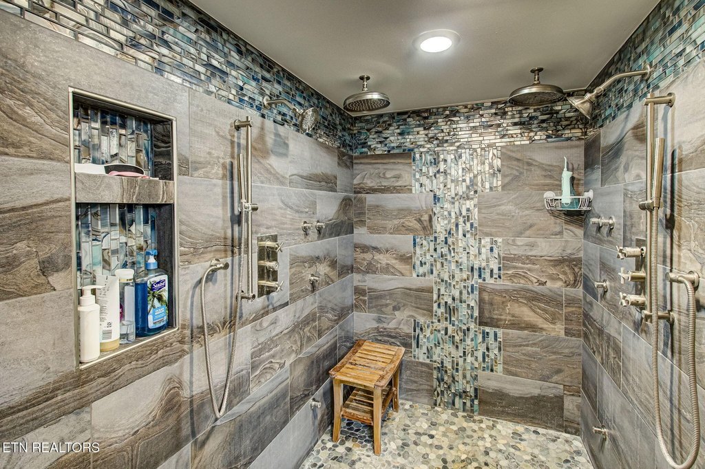 Kingston, Tennessee, 37763, United States, 5 Bedrooms Bedrooms, ,4 BathroomsBathrooms,Residential,Forsale,2012718