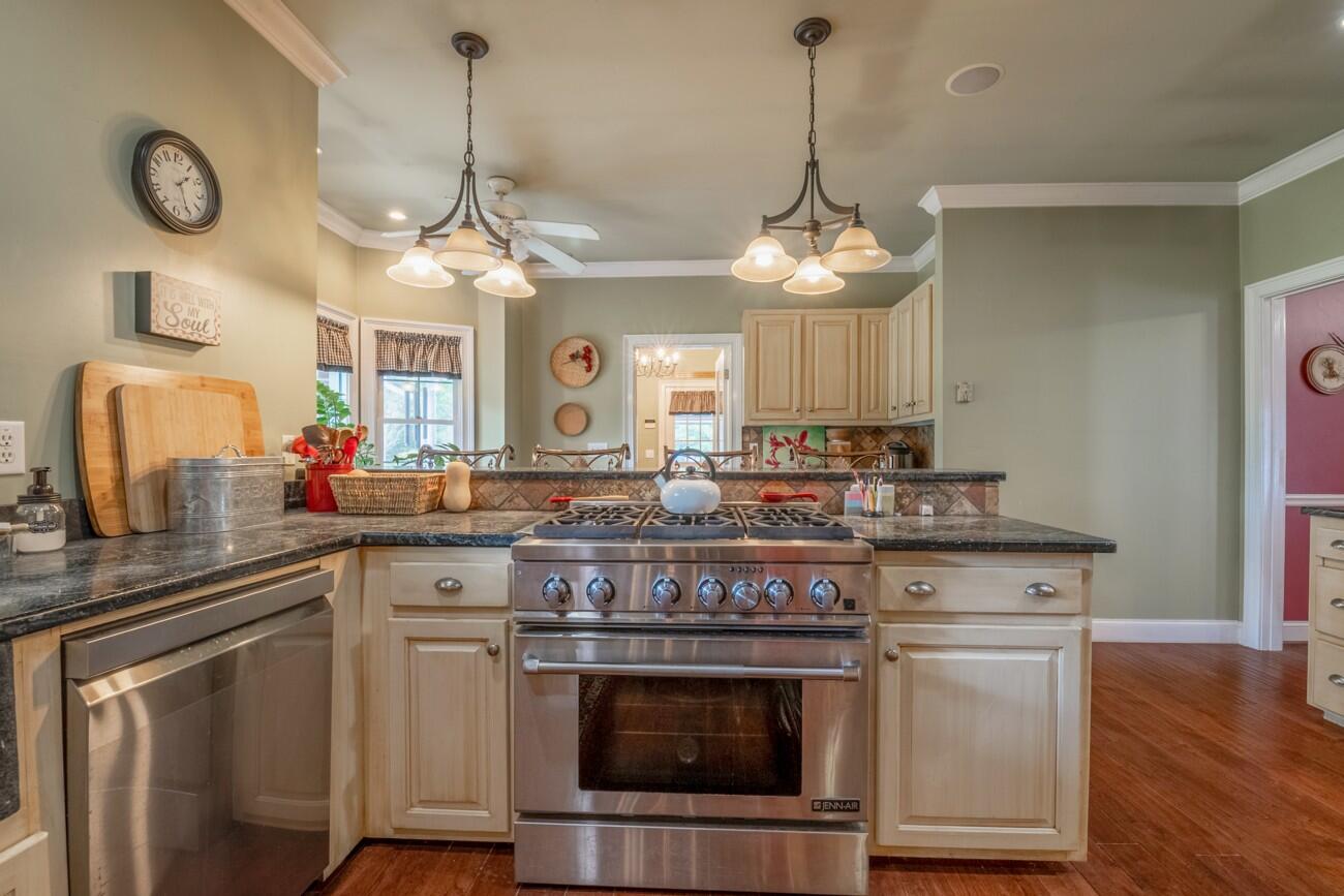 Calhoun, Georgia, 30701, United States, 5 Bedrooms Bedrooms, ,4 BathroomsBathrooms,Residential,Forsale,1963598