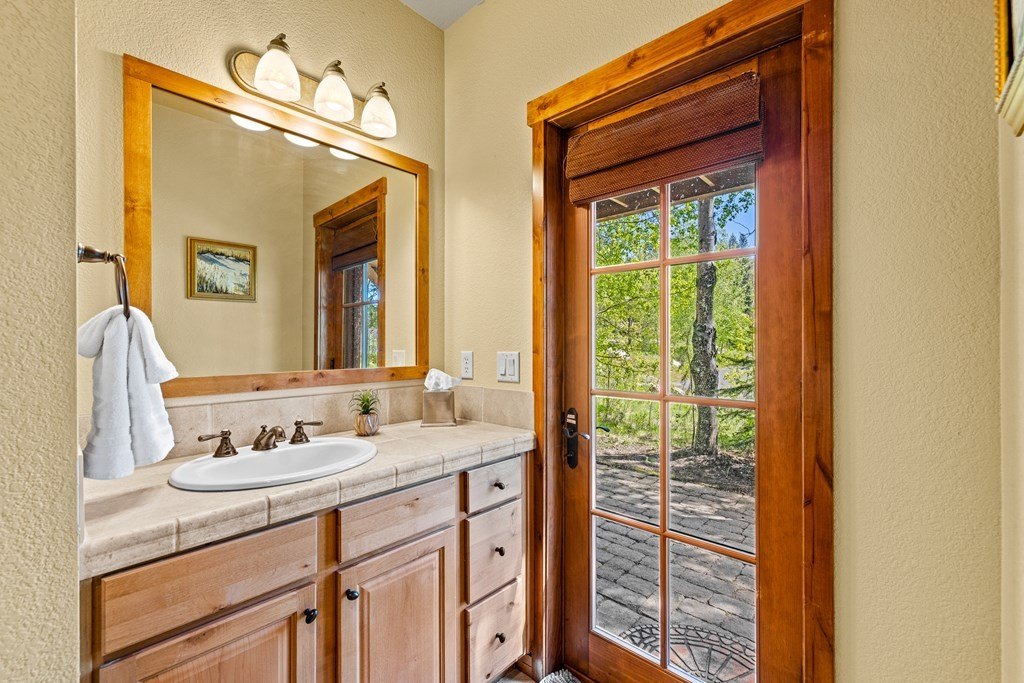 Donnelly, Idaho, 83615, United States, 2 Bedrooms Bedrooms, ,3 BathroomsBathrooms,Residential,Forsale,1996714