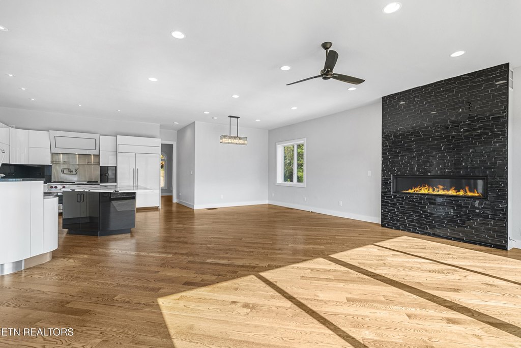 Friendsville, Tennessee, 37737, United States, 3 Bedrooms Bedrooms, ,5.5 BathroomsBathrooms,Residential,Forsale,1893721