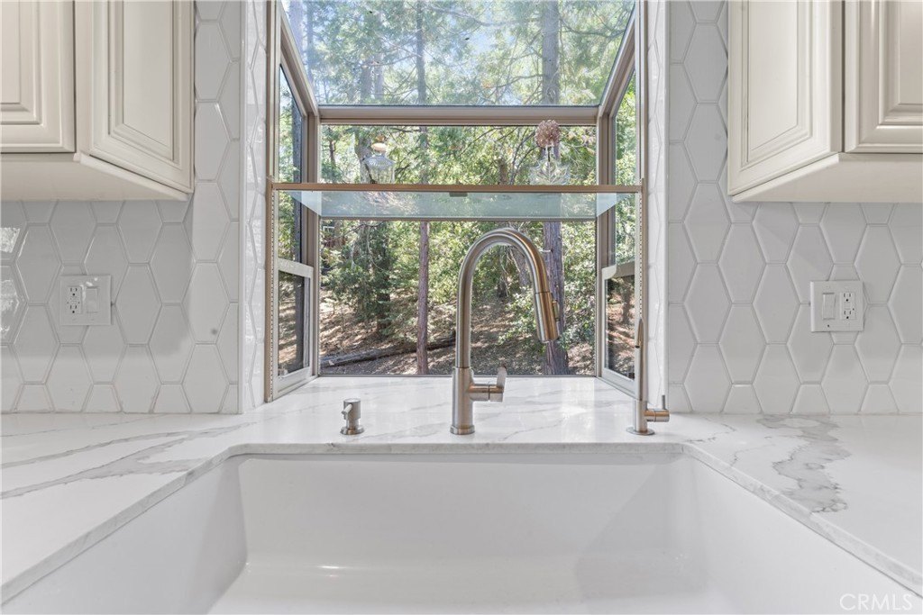 Lake Arrowhead, California, 92352, United States, 4 Bedrooms Bedrooms, ,3 BathroomsBathrooms,Residential,Forsale,1971037