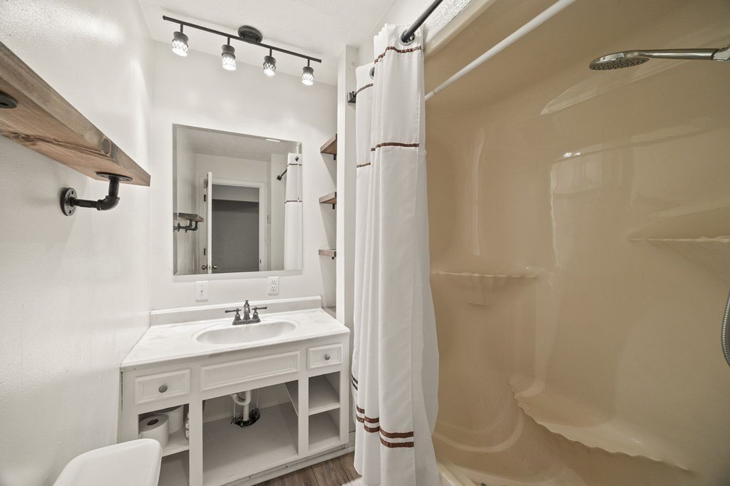 Byrdstown, Tennessee, 38549, United States, 2 Bedrooms Bedrooms, ,3 BathroomsBathrooms,Residential,Forsale,1996611