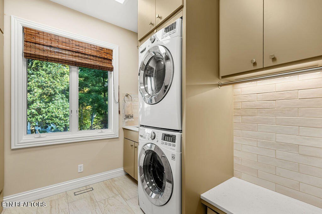 Loudon, Tennessee, 37774, United States, 4 Bedrooms Bedrooms, ,4.5 BathroomsBathrooms,Residential,Forsale,1973605