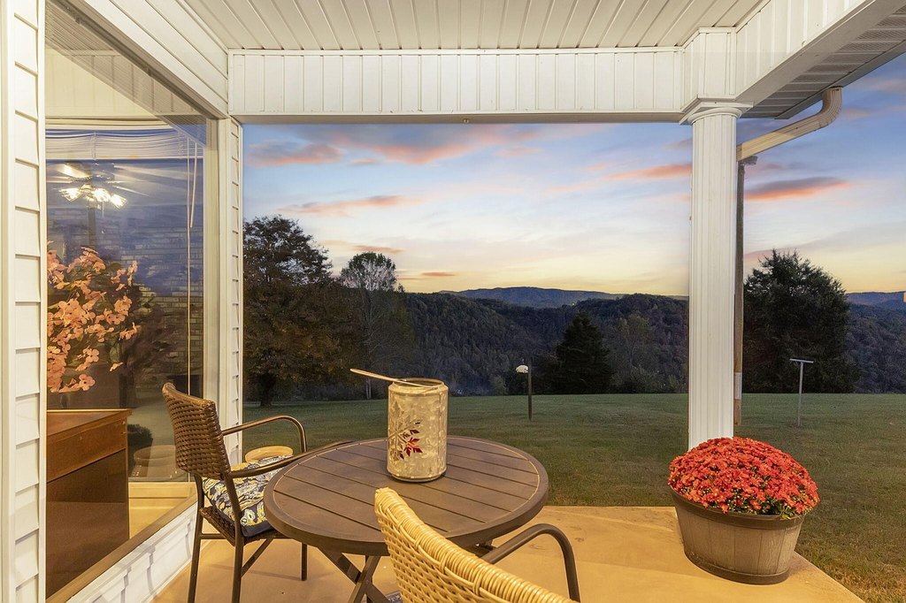 Sneedville, Tennessee, 37869, United States, 4 Bedrooms Bedrooms, ,3 BathroomsBathrooms,Residential,Forsale,1988736