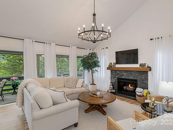 Flat Rock, North Carolina, 28731, United States, 3 Bedrooms Bedrooms, ,3 BathroomsBathrooms,Residential,Forsale,1985999