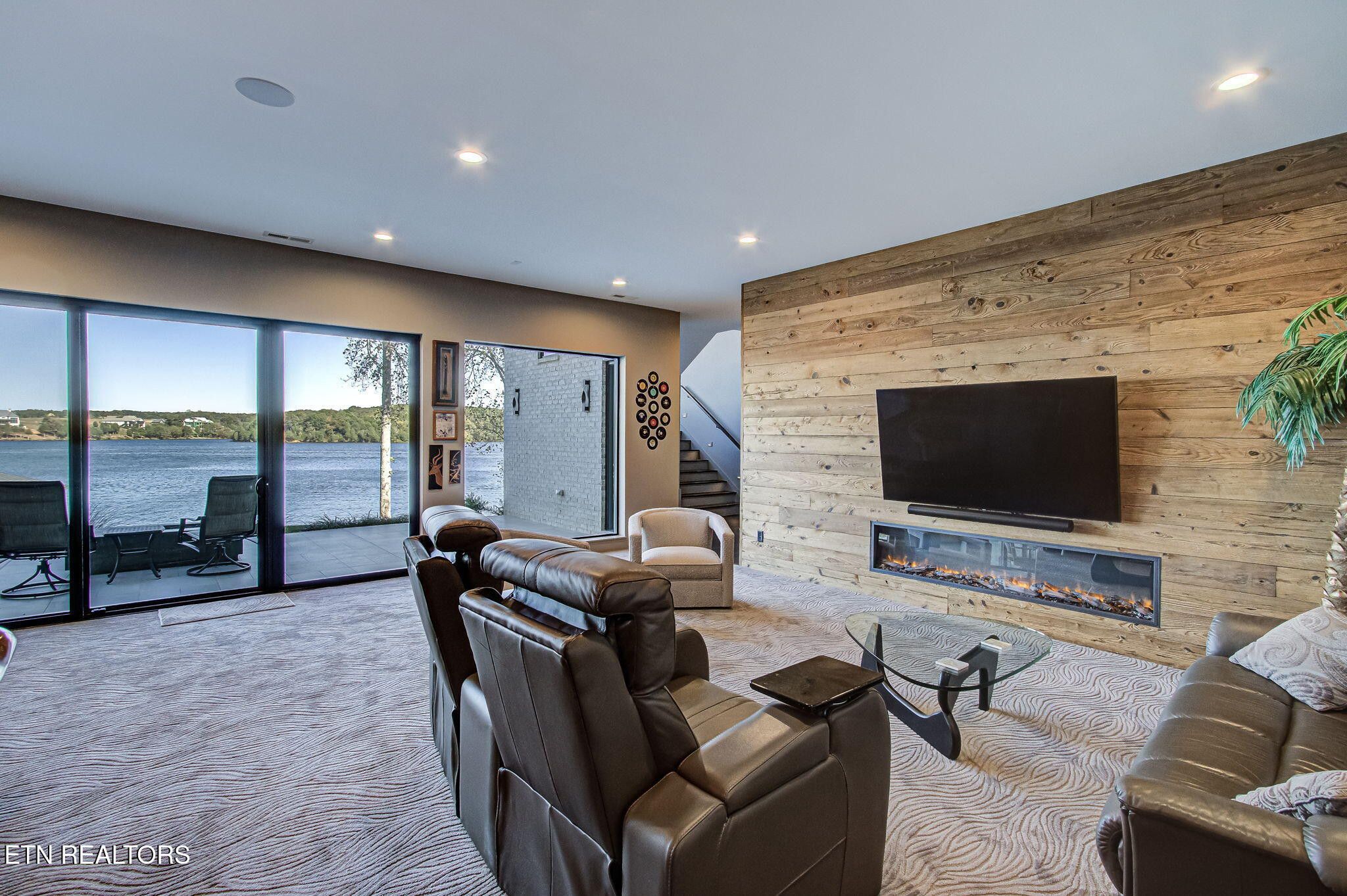 Loudon, Tennessee, 37774, United States, 5 Bedrooms Bedrooms, ,4 BathroomsBathrooms,Residential,Forsale,1973614