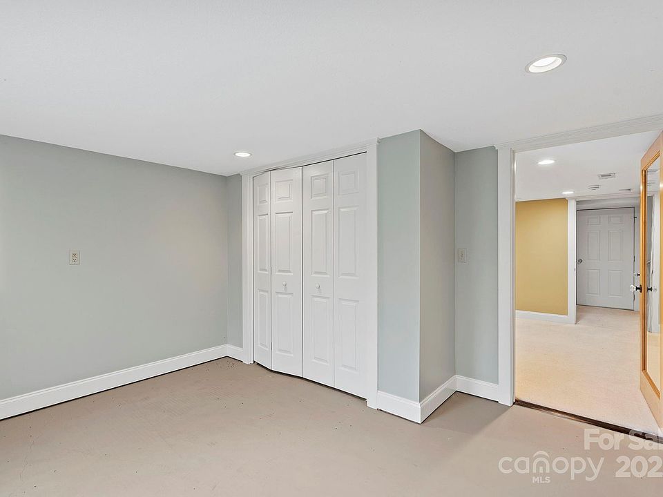 Hendersonville, North Carolina, 28739, United States, 3 Bedrooms Bedrooms, ,3 BathroomsBathrooms,Residential,Forsale,1986001