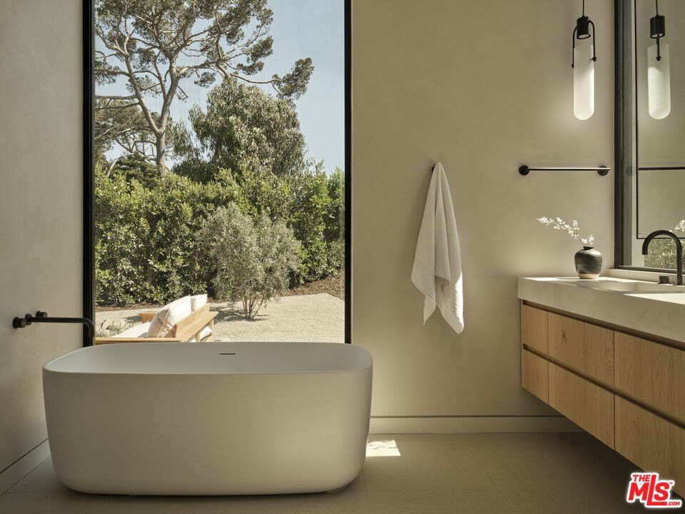 Malibu, California, 90265, United States, 4 Bedrooms Bedrooms, ,3.5 BathroomsBathrooms,Residential,Forsale,1922134