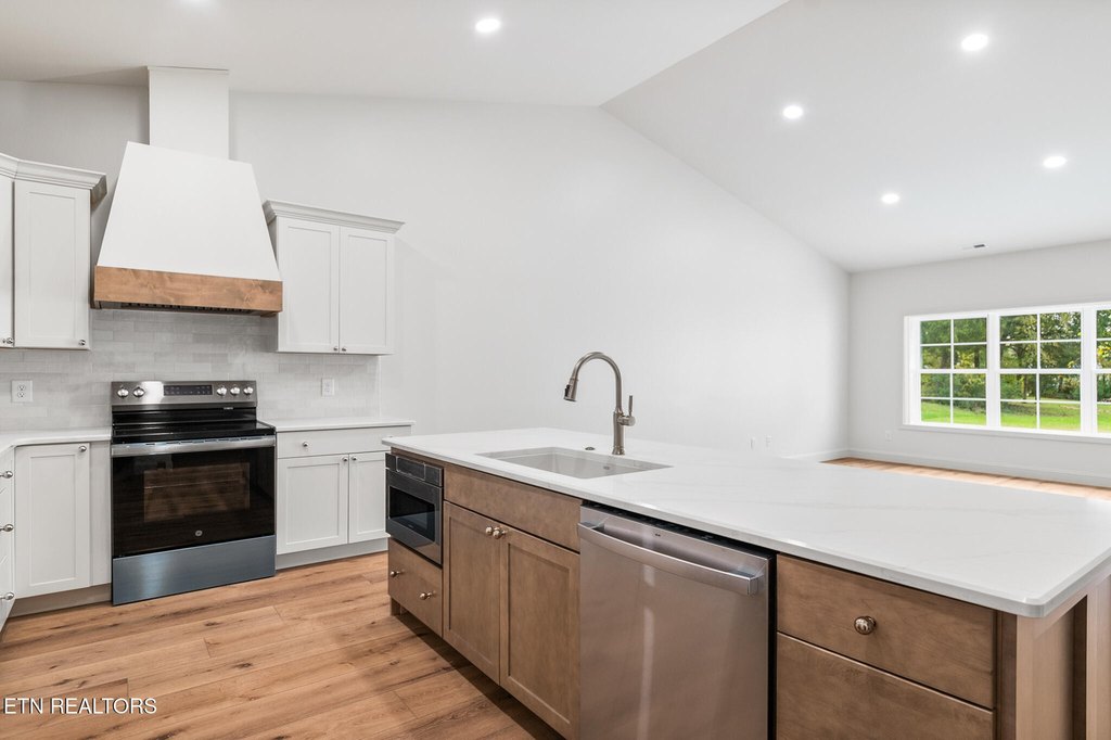 Clinton, Tennessee, 37716, United States, 3 Bedrooms Bedrooms, ,2 BathroomsBathrooms,Residential,Forsale,1999453