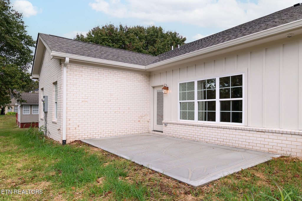 Clinton, Tennessee, 37716, United States, 3 Bedrooms Bedrooms, ,2 BathroomsBathrooms,Residential,Forsale,1999453