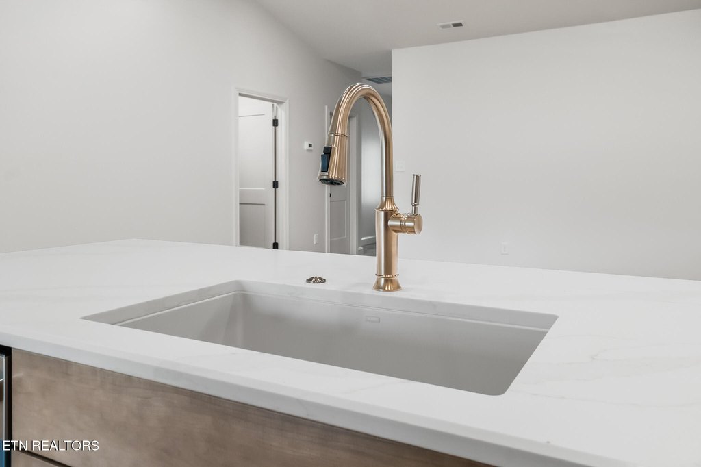 Clinton, Tennessee, 37716, United States, 3 Bedrooms Bedrooms, ,3 BathroomsBathrooms,Residential,Forsale,1999454