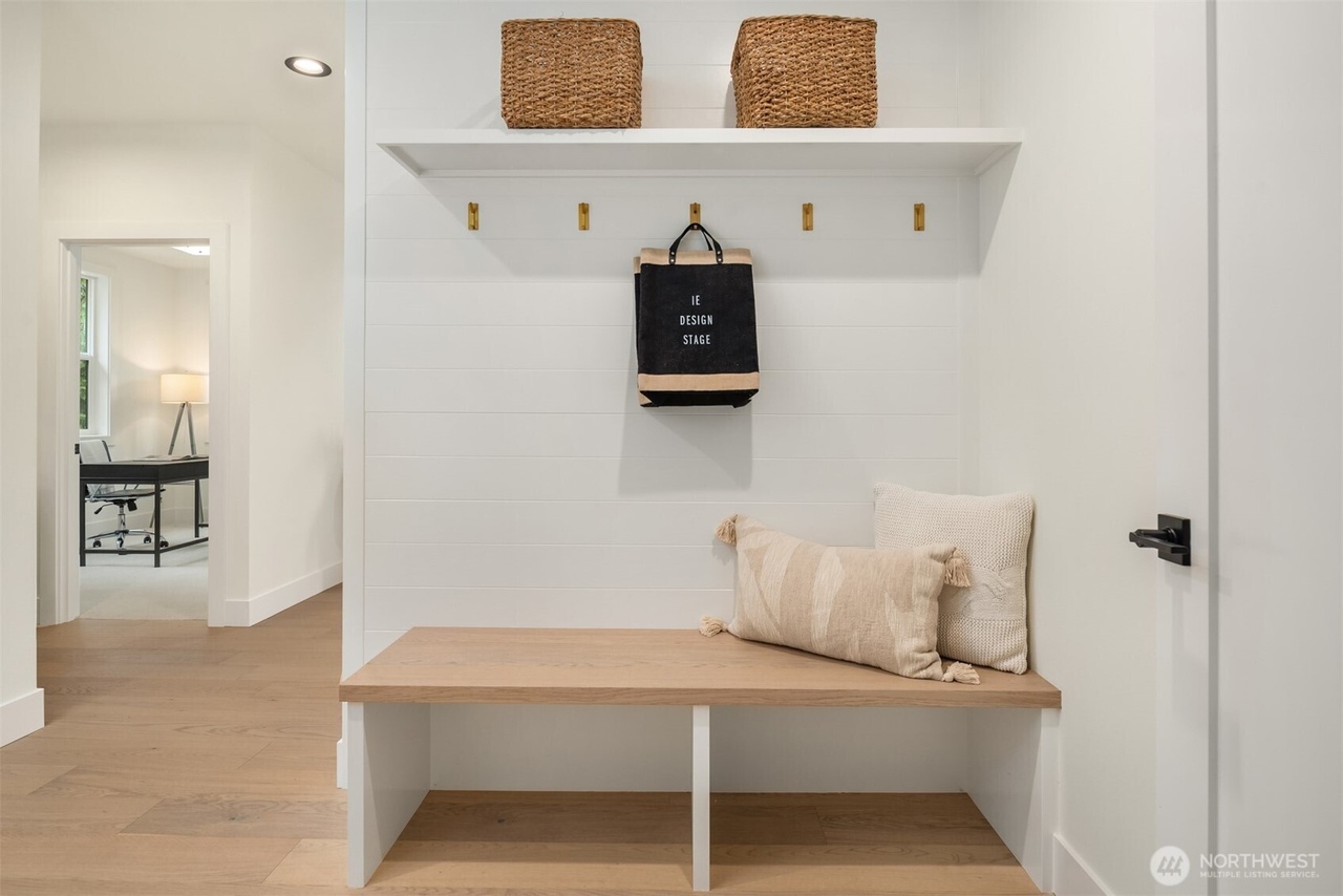 Kirkland, Washington, 98033, United States, 5 Bedrooms Bedrooms, ,4 BathroomsBathrooms,Residential,Forsale,1990717