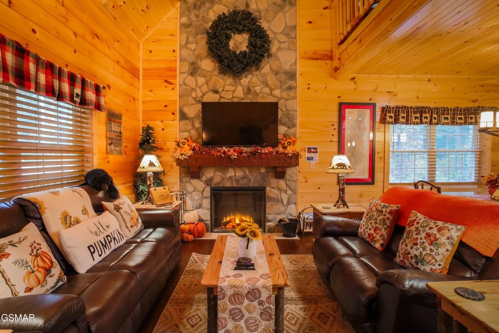 Sevierville, Tennessee, 37862, United States, 2 Bedrooms Bedrooms, ,2.5 BathroomsBathrooms,Residential,Forsale,1999461