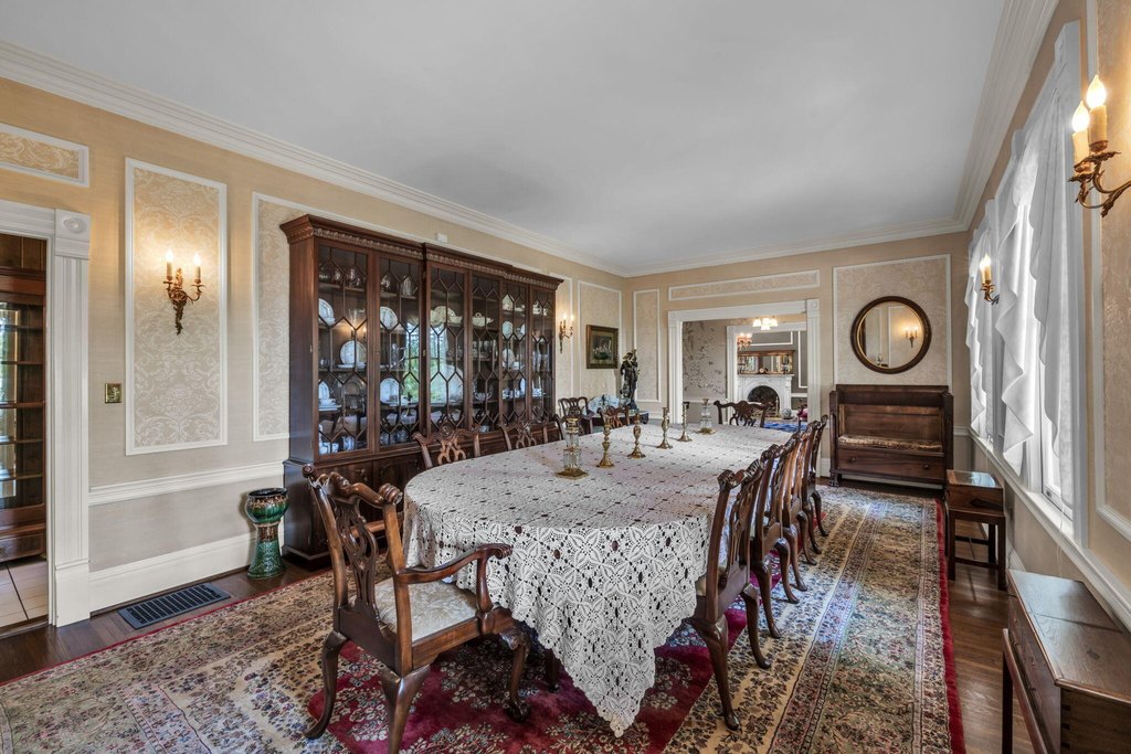 Chattanooga, Tennessee, 37404, United States, 5 Bedrooms Bedrooms, ,4 BathroomsBathrooms,Residential,Forsale,1963589