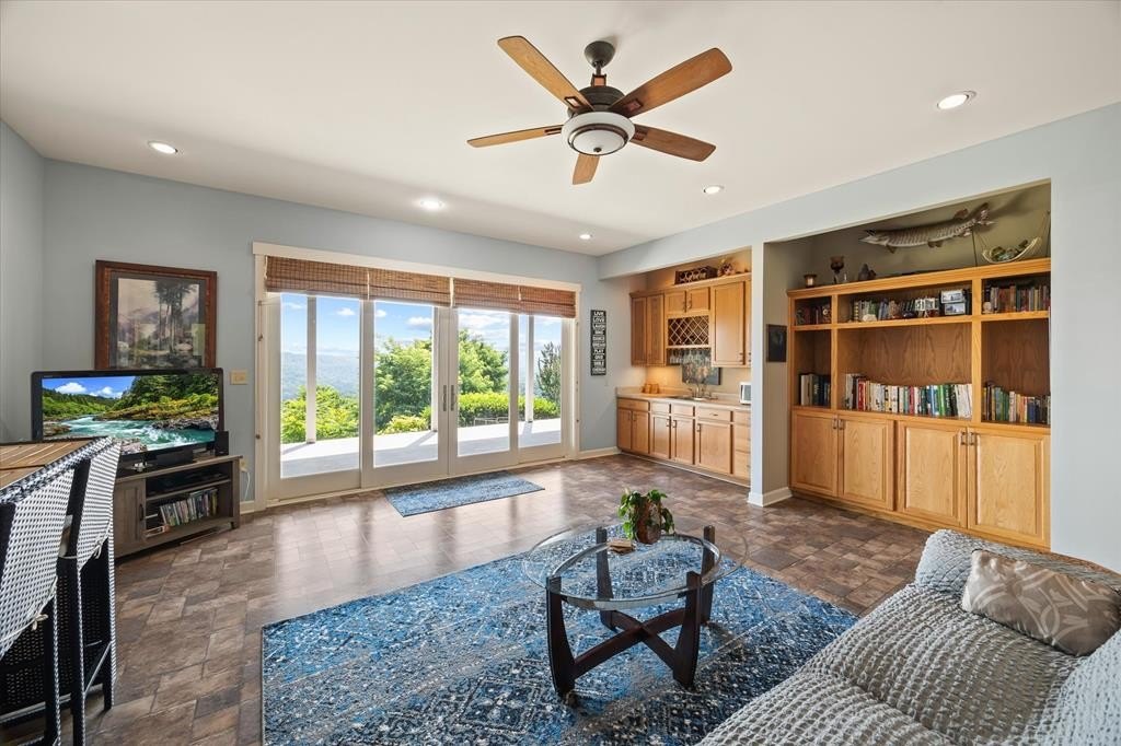 Hilham, Tennessee, 38568, United States, 4 Bedrooms Bedrooms, ,3 BathroomsBathrooms,Residential,Forsale,1929824