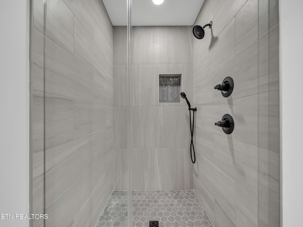 Maryville, Tennessee, 37801, United States, 3 Bedrooms Bedrooms, ,3 BathroomsBathrooms,Residential,Forsale,1973600