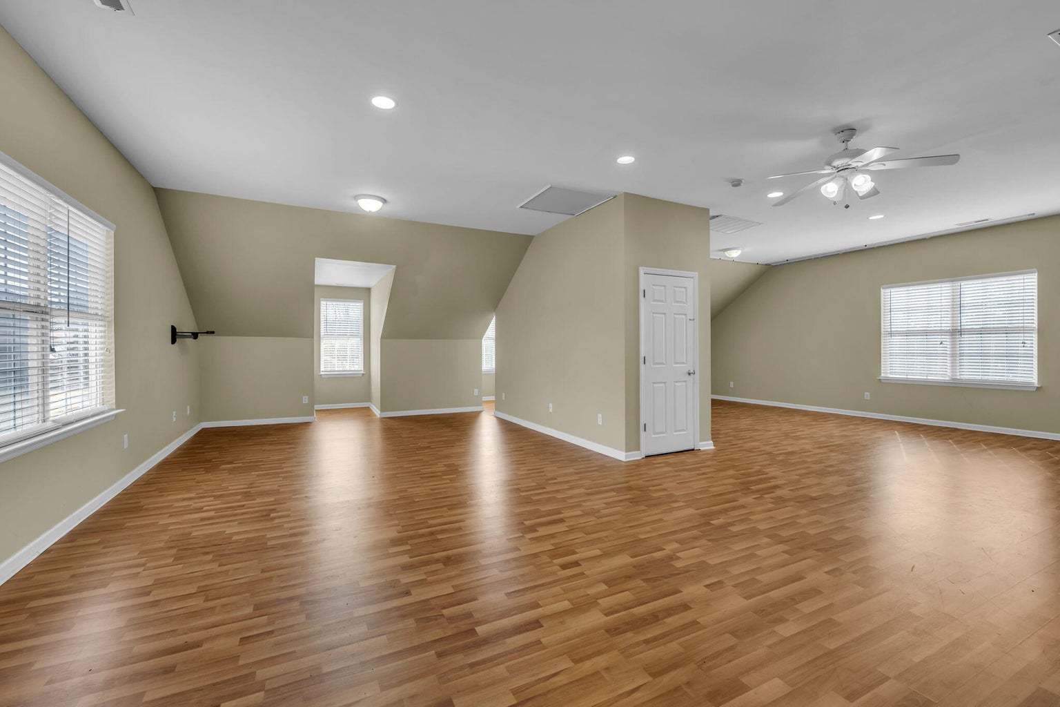 Chattanooga, Tennessee, 37421, United States, 5 Bedrooms Bedrooms, ,2 BathroomsBathrooms,Residential,Forsale,2004667