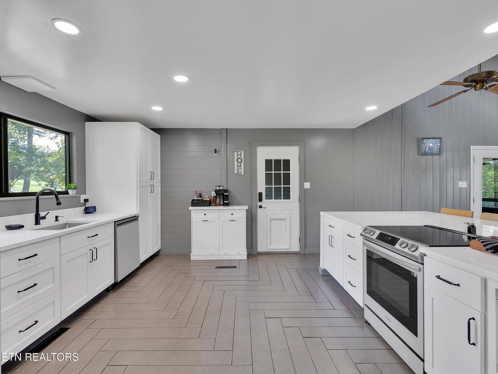 Knoxville, Tennessee, 37920, United States, 3 Bedrooms Bedrooms, ,5.5 BathroomsBathrooms,Residential,Forsale,1959681