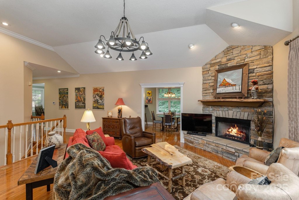 Flat Rock, North Carolina, 28731, United States, 3 Bedrooms Bedrooms, ,3 BathroomsBathrooms,Residential,Forsale,1985995