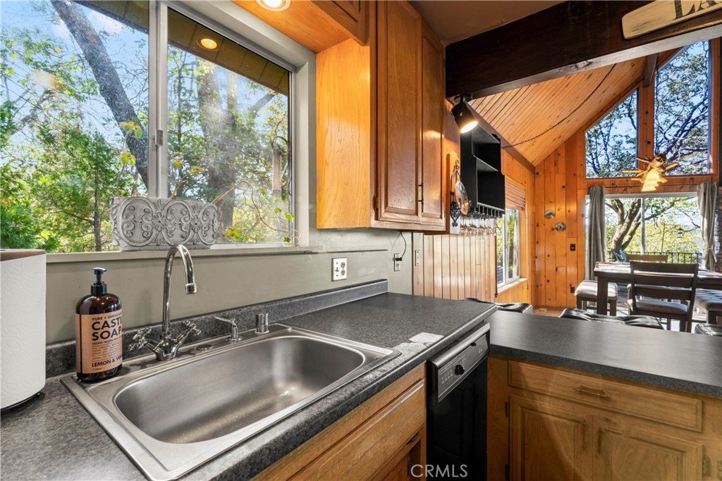 Lake Arrowhead, California, 92352, United States, 3 Bedrooms Bedrooms, ,2.5 BathroomsBathrooms,Residential,Forsale,1971033