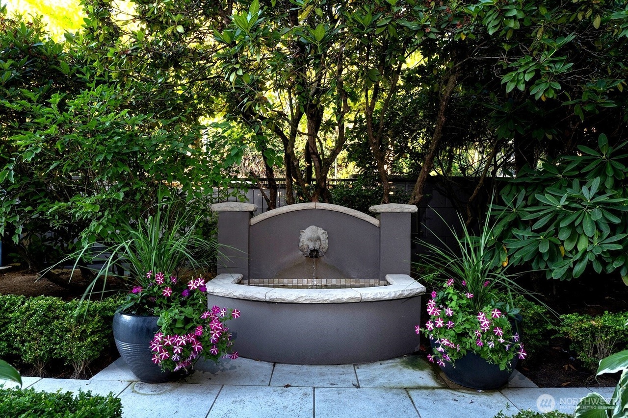 Kirkland, Washington, 98033, United States, 3 Bedrooms Bedrooms, ,3 BathroomsBathrooms,Residential,Forsale,1965877