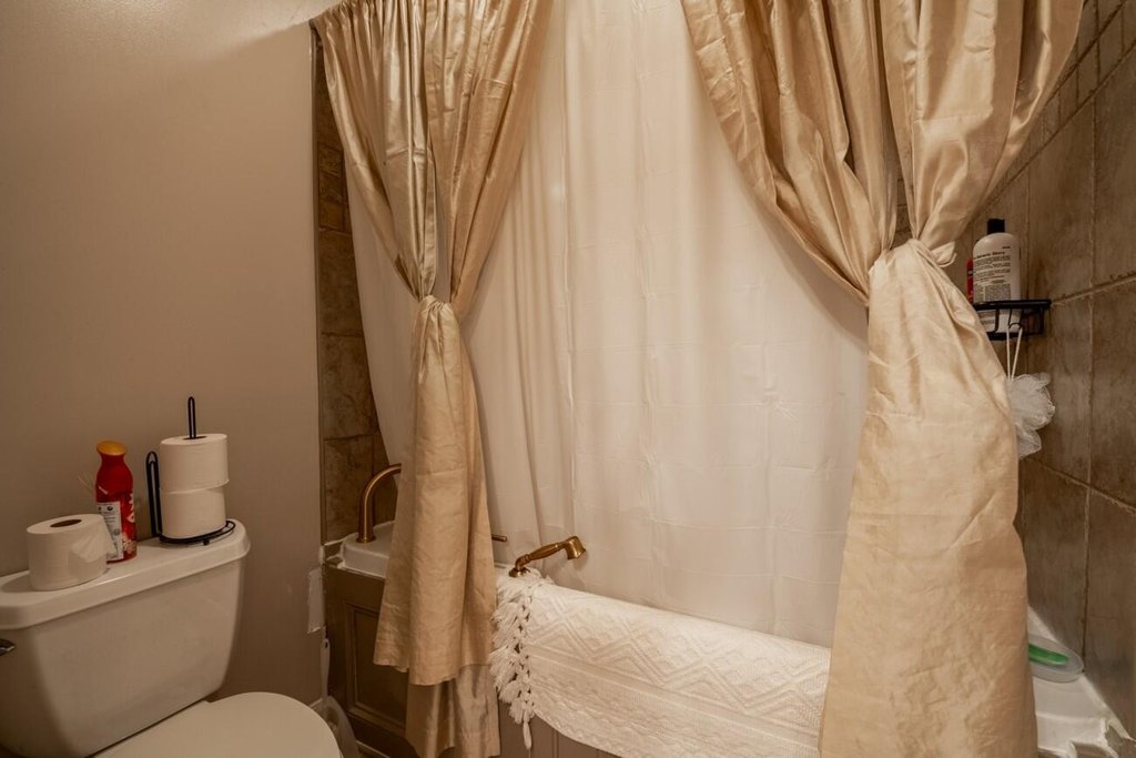 Calhoun, Georgia, 30701, United States, 5 Bedrooms Bedrooms, ,4.5 BathroomsBathrooms,Residential,Forsale,2004688