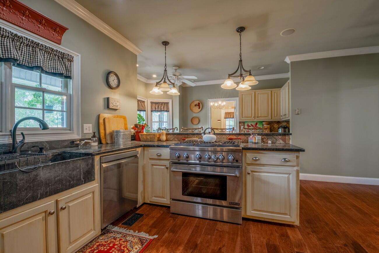 Calhoun, Georgia, 30701, United States, 5 Bedrooms Bedrooms, ,4 BathroomsBathrooms,Residential,Forsale,1963598